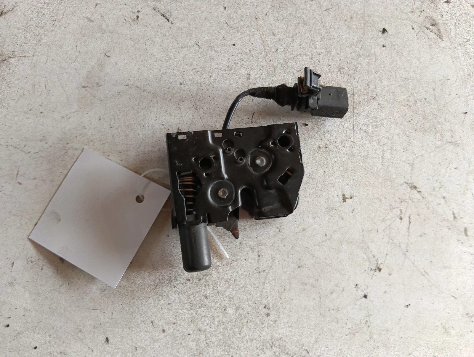 брава преден капак 8V0823509 Audi A3