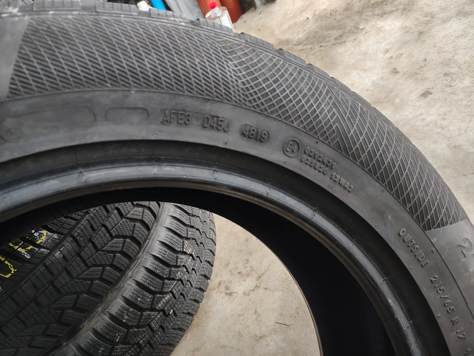 Гуми Зимни 215/65R17, снимка 5 - Гуми и джанти - 55840776