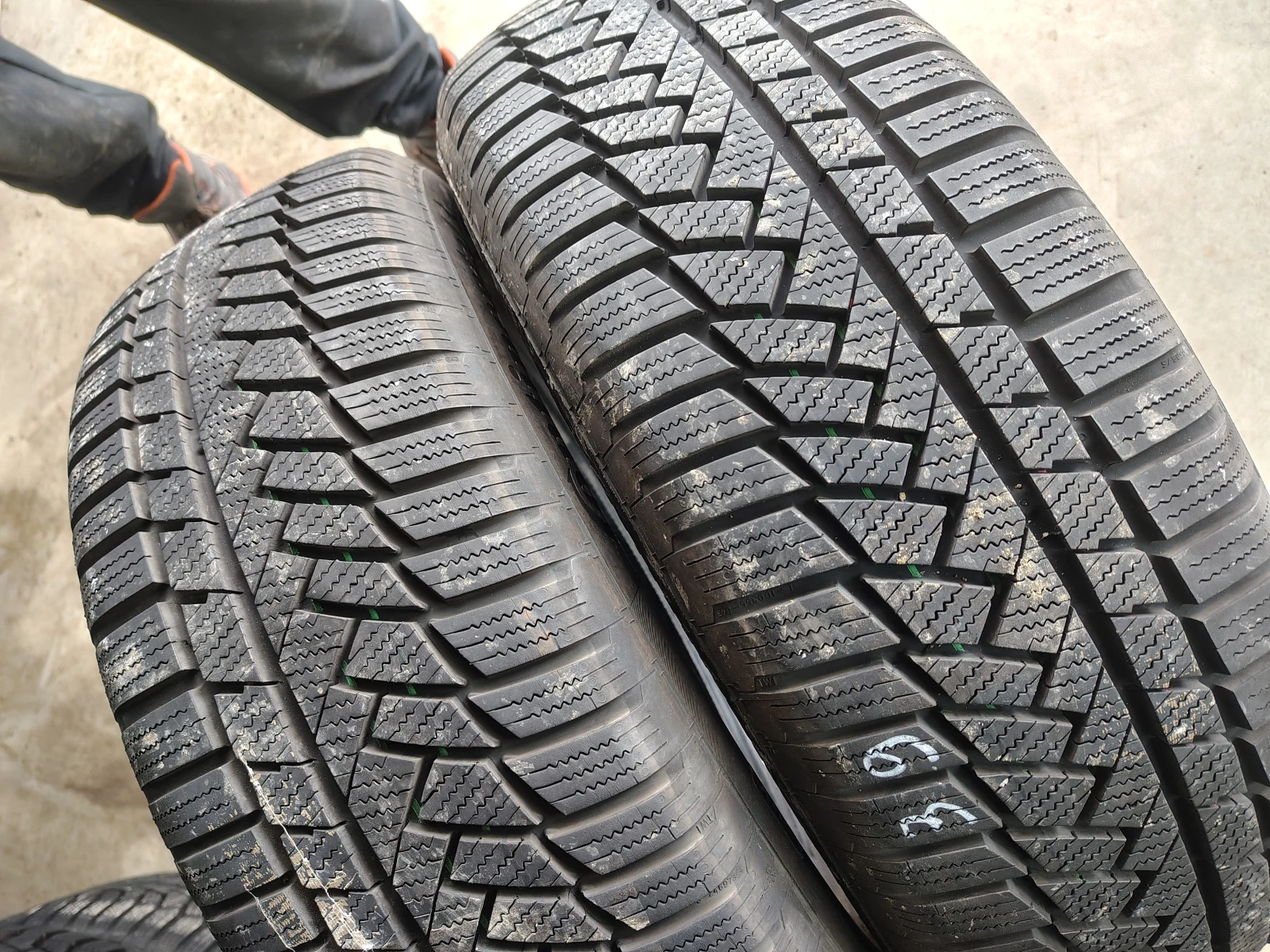 Гуми Зимни 215/65R17, снимка 2 - Гуми и джанти - 55840776