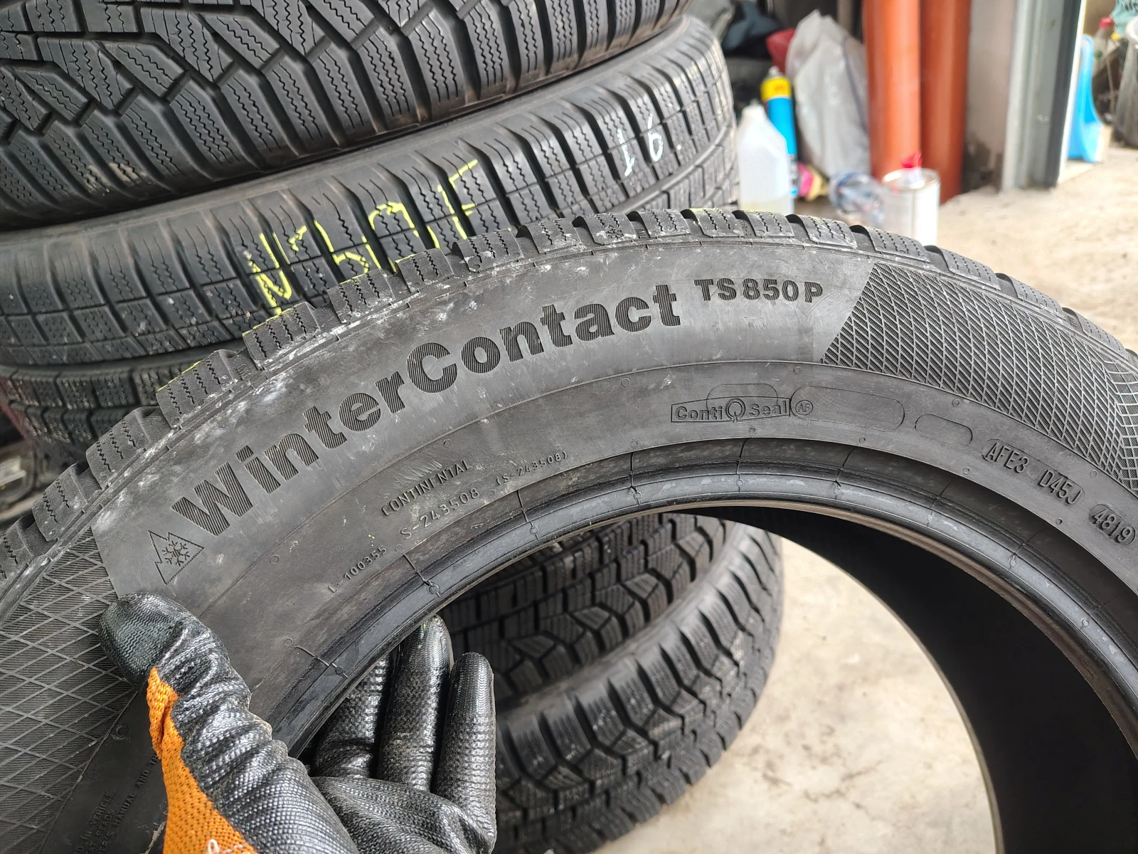 Гуми Зимни 215/65R17, снимка 4 - Гуми и джанти - 55840776