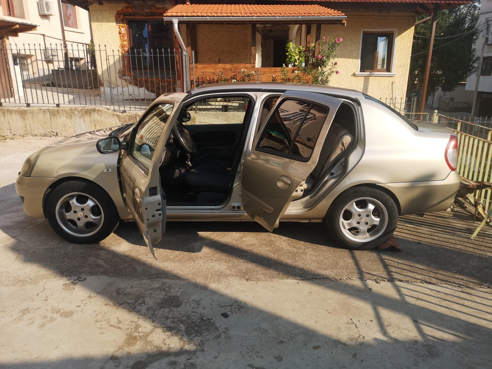 Renault Clio, снимка 4 - Автомобили и джипове - 54142344