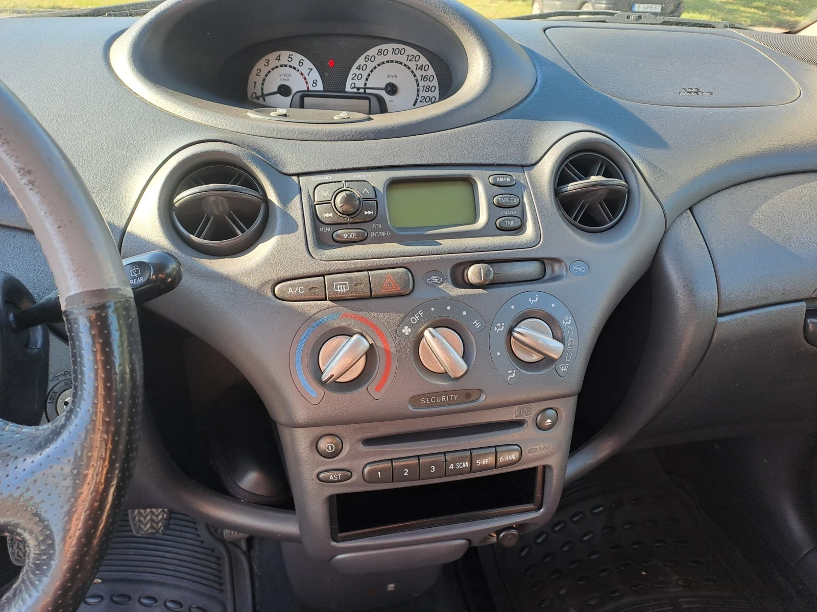 Toyota Yaris 1.5 vt-i, снимка 7 - Автомобили и джипове - 54843018