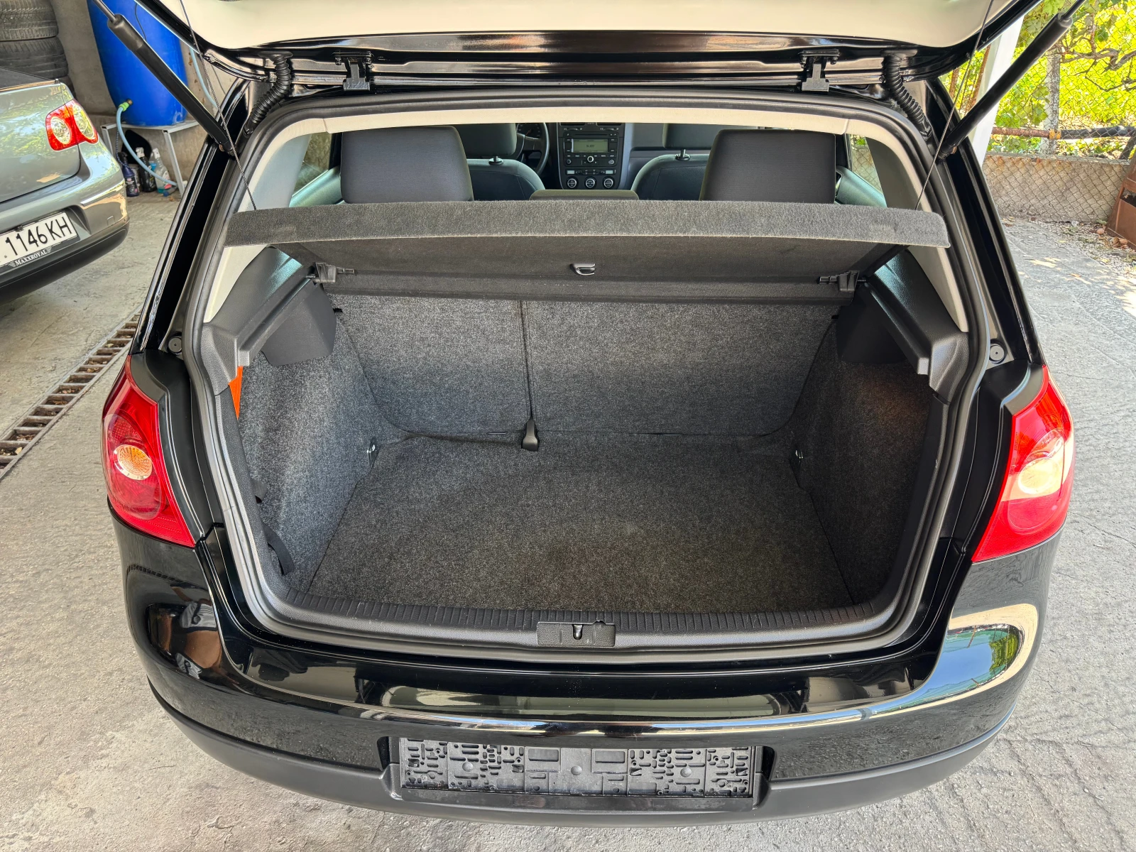 VW Golf КАТО НОВ, снимка 12 - Автомобили и джипове - 55704598