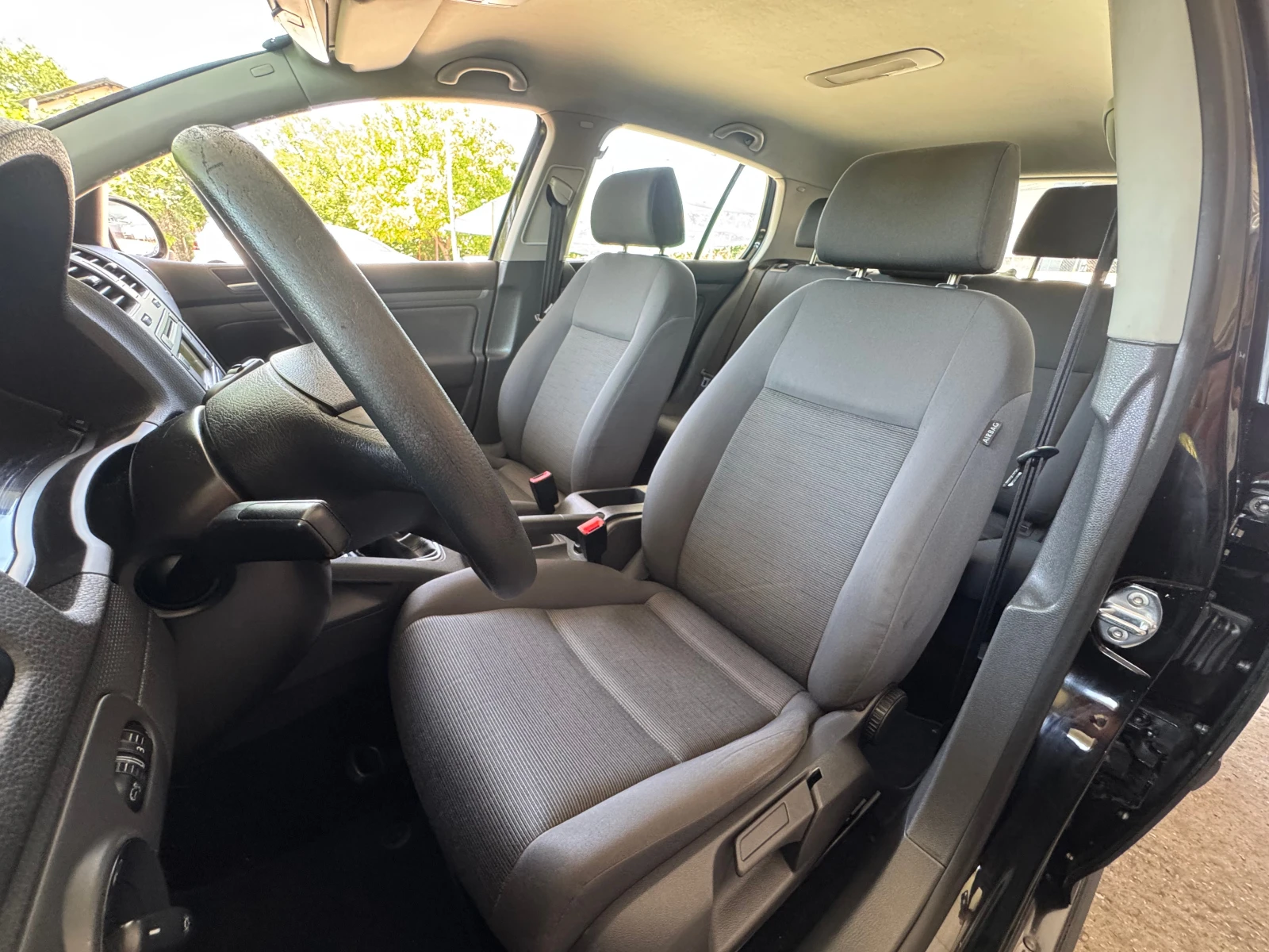 VW Golf КАТО НОВ, снимка 9 - Автомобили и джипове - 55704598