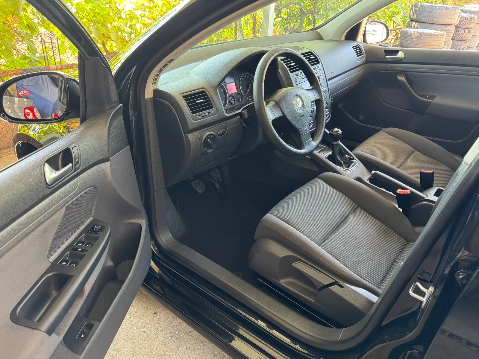 VW Golf КАТО НОВ, снимка 7 - Автомобили и джипове - 55704598