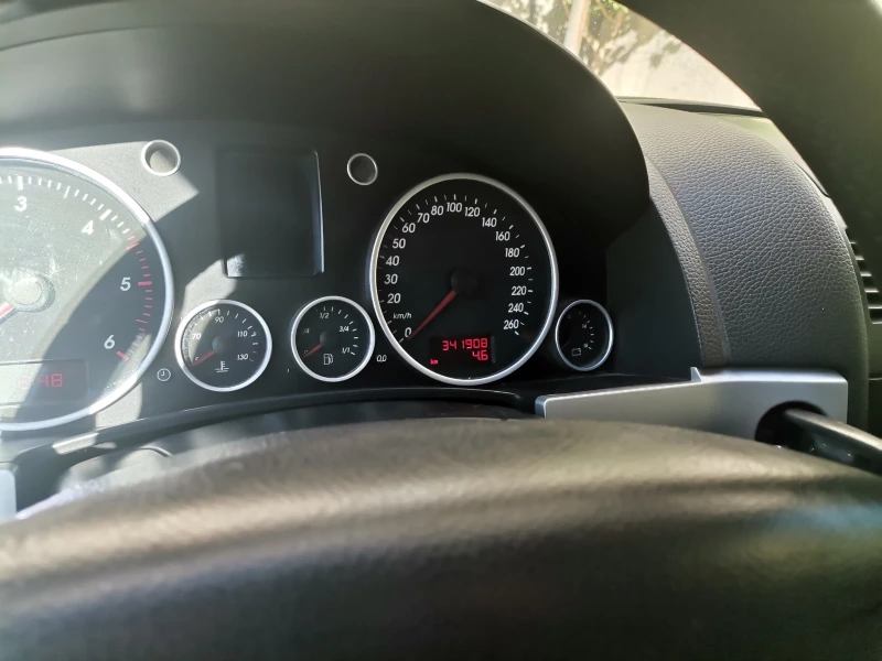 VW Touareg, снимка 2 - Автомобили и джипове - 52301644