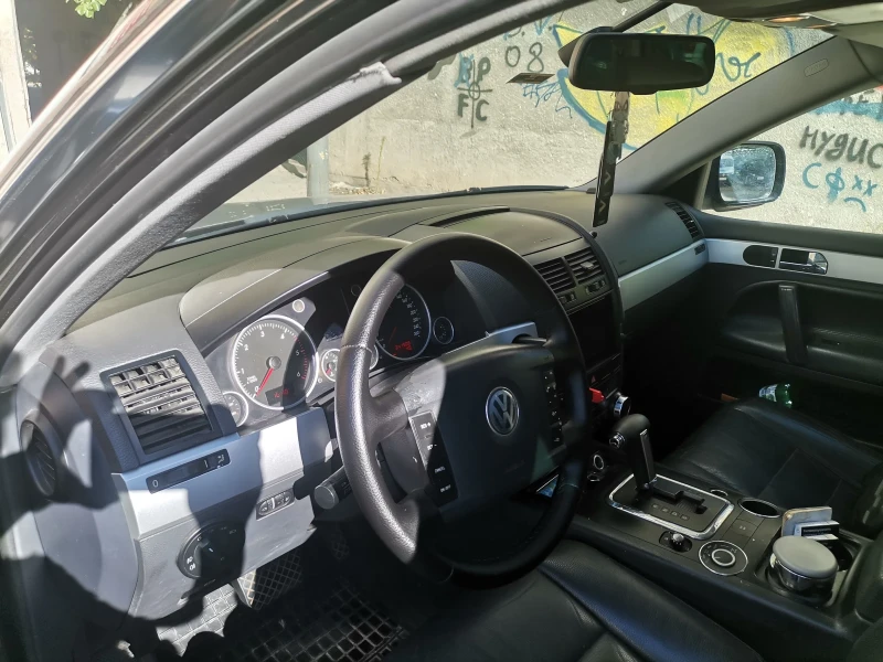 VW Touareg, снимка 3 - Автомобили и джипове - 52301644