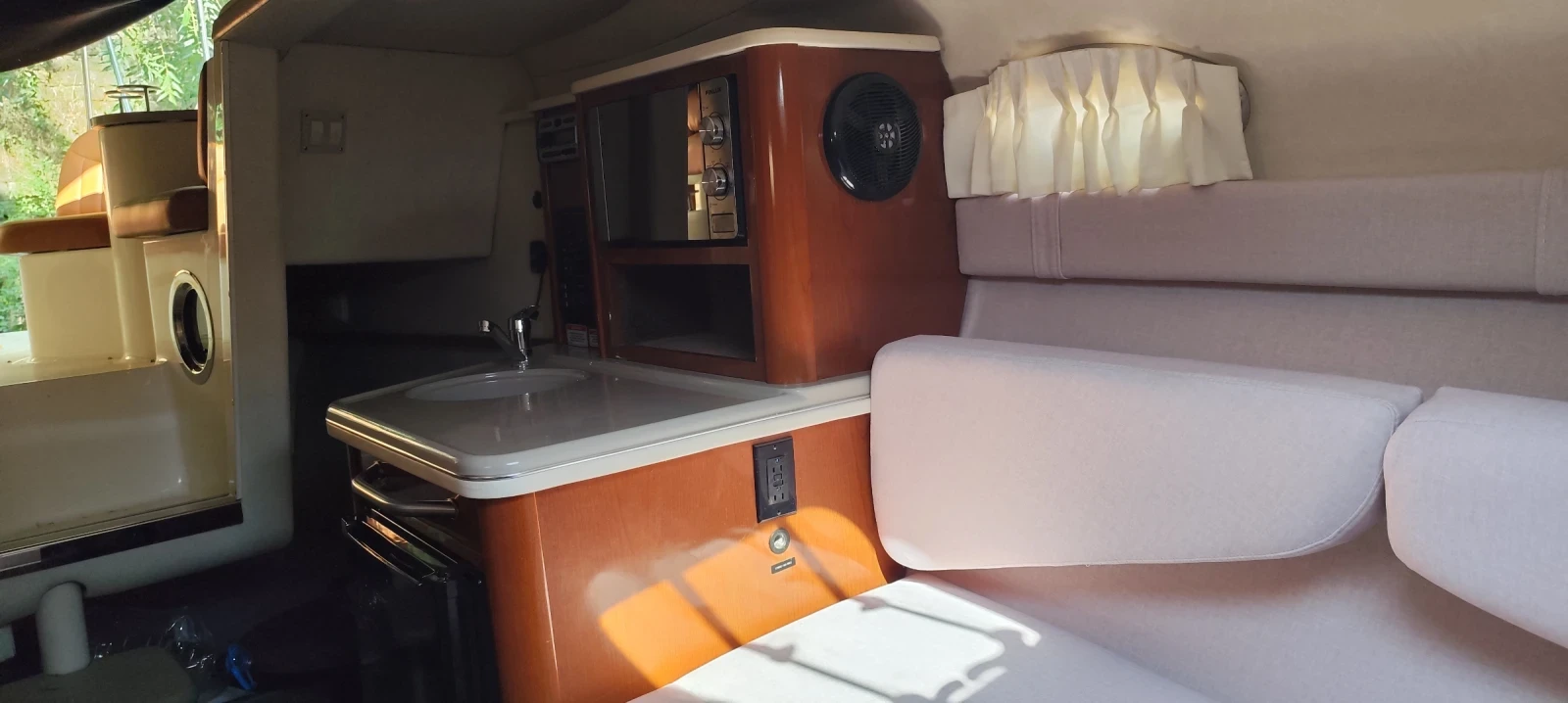 Моторна яхта Sea Ray 240 Sundanser , снимка 9 - Воден транспорт - 55973817