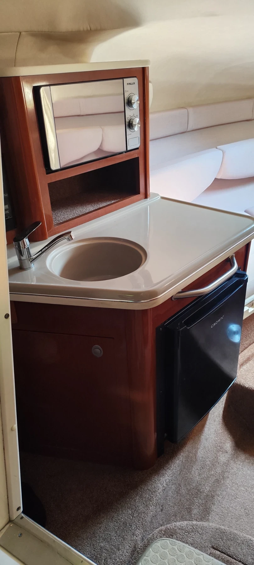 Моторна яхта Sea Ray 240 Sundanser , снимка 8 - Воден транспорт - 55973817
