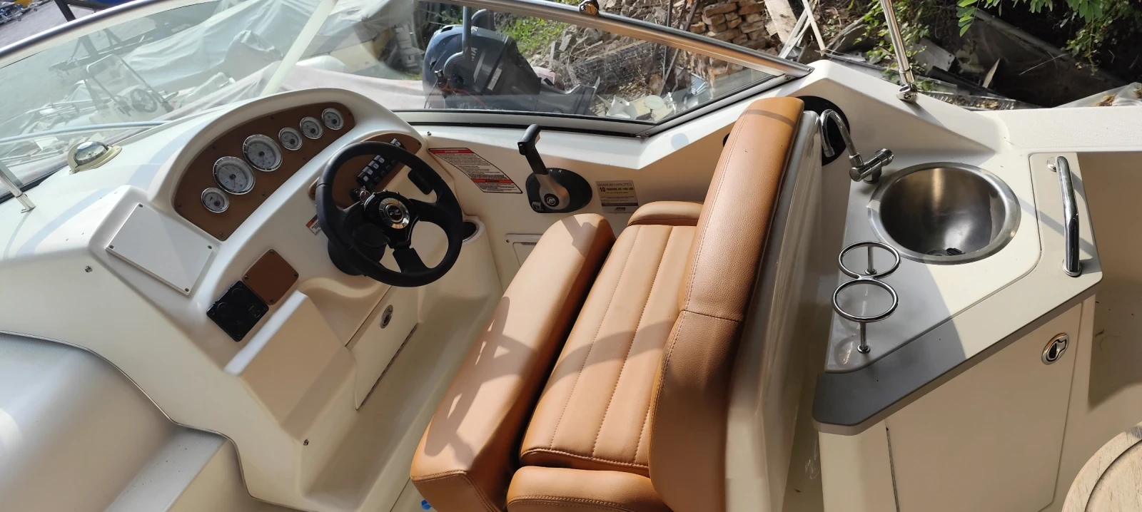 Моторна яхта Sea Ray 240 Sundanser , снимка 11 - Воден транспорт - 55973817