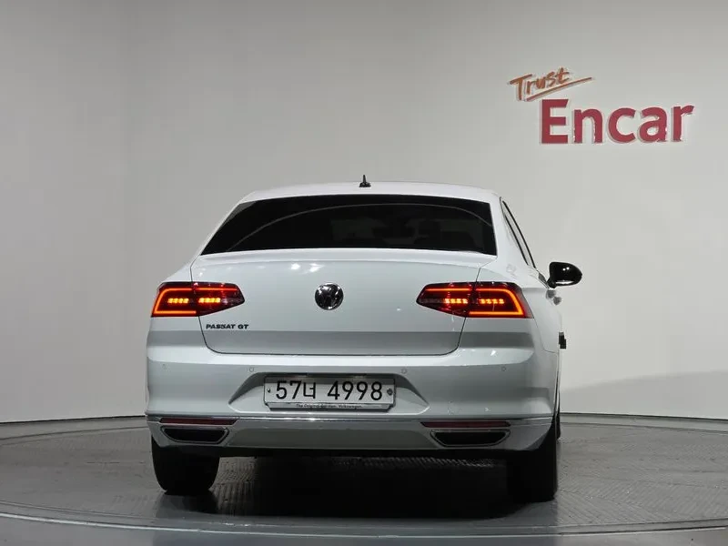 VW Passat 2.0 TDI, снимка 4 - Автомобили и джипове - 54299820