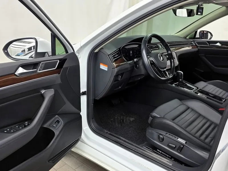 VW Passat 2.0 TDI, снимка 10 - Автомобили и джипове - 54299820