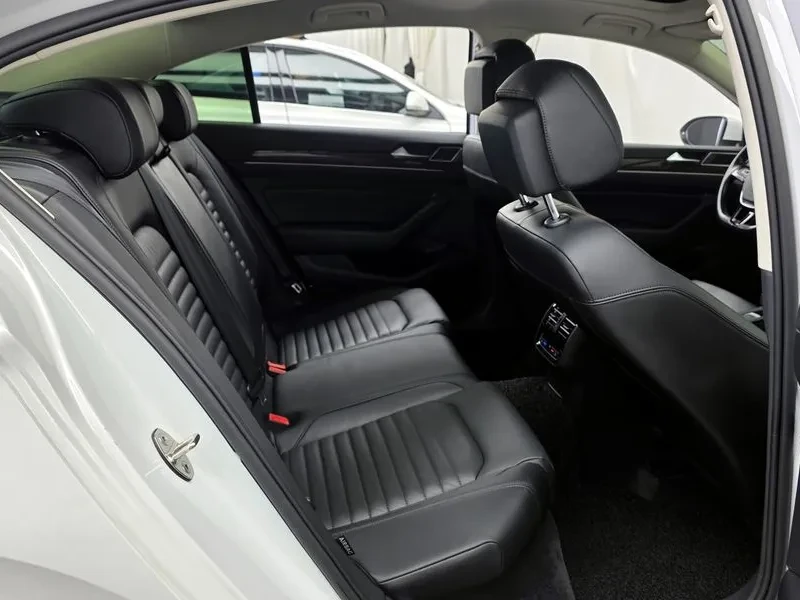 VW Passat 2.0 TDI, снимка 12 - Автомобили и джипове - 54299820