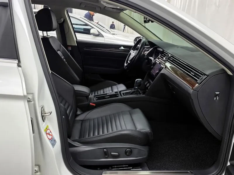 VW Passat 2.0 TDI, снимка 11 - Автомобили и джипове - 54299820