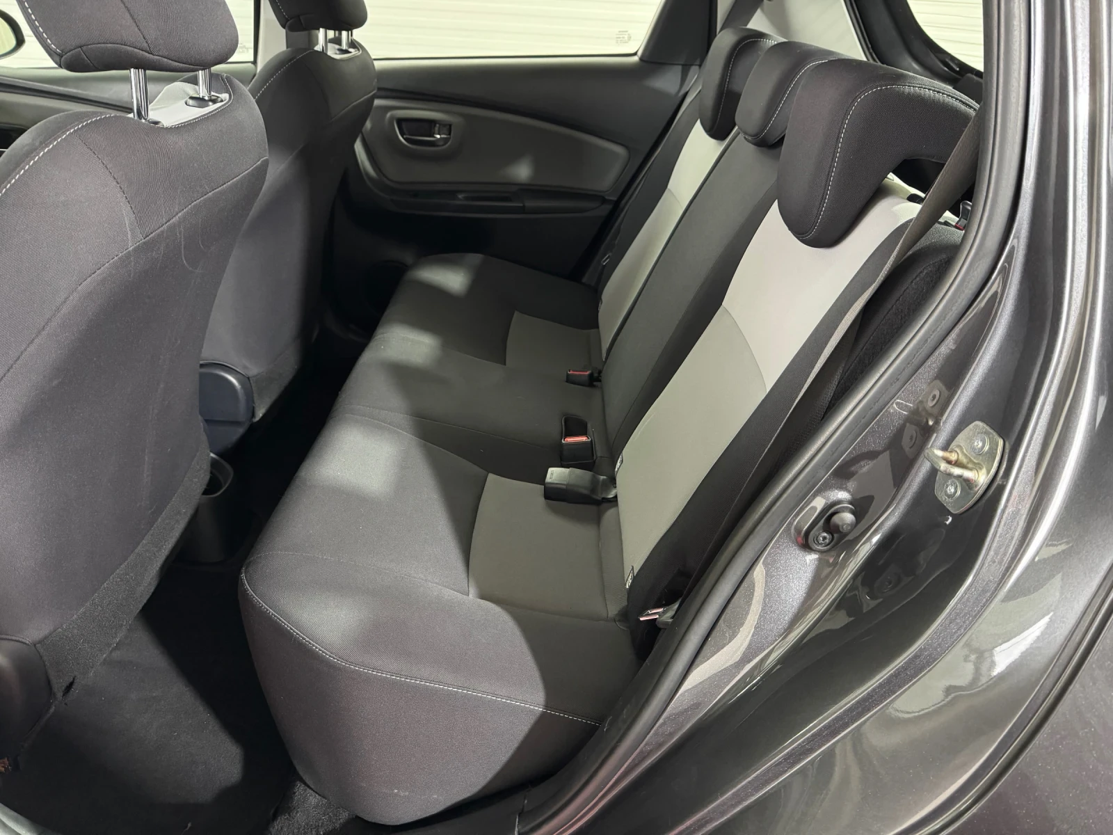 Toyota Yaris 1.0 i ACTIVE - FACE LIFT - 125.000 km!, снимка 15 - Автомобили и джипове - 54586281