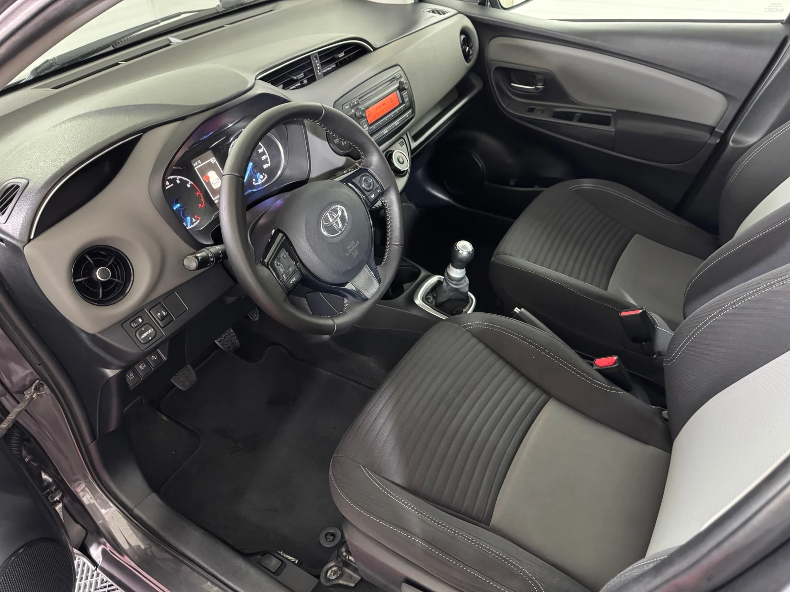 Toyota Yaris 1.0 i ACTIVE - FACE LIFT - 125.000 km!, снимка 8 - Автомобили и джипове - 54586281