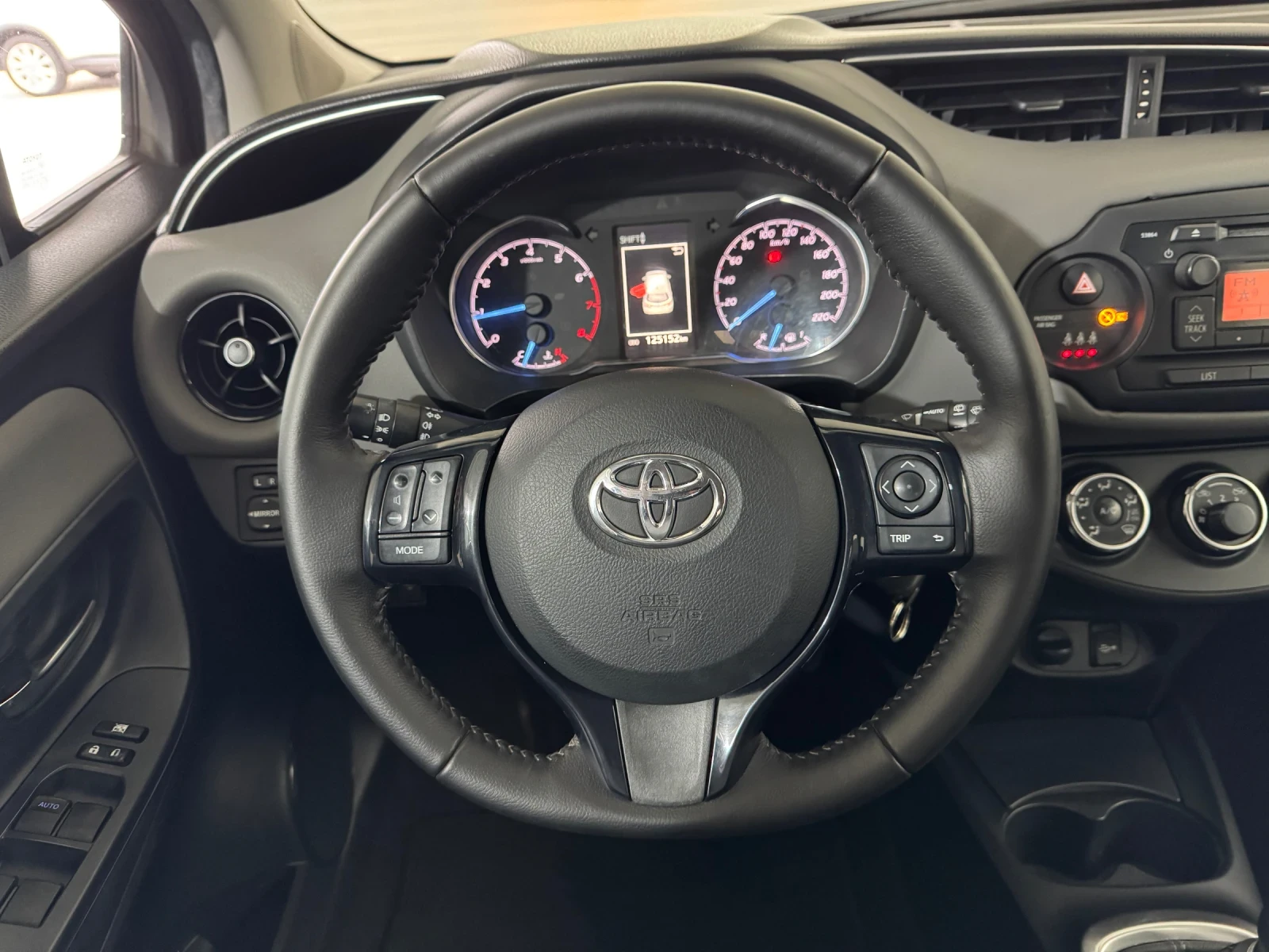 Toyota Yaris 1.0 i ACTIVE - FACE LIFT - 125.000 km!, снимка 10 - Автомобили и джипове - 54586281