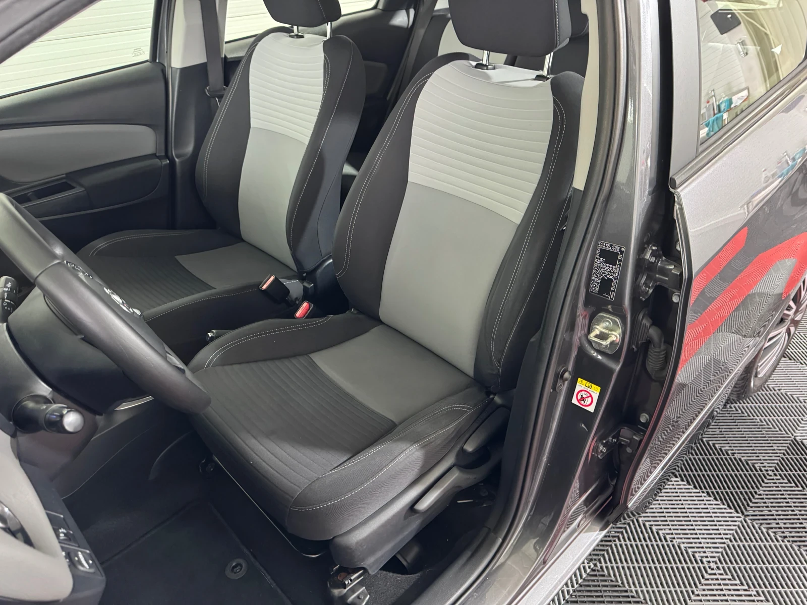 Toyota Yaris 1.0 i ACTIVE - FACE LIFT - 125.000 km!, снимка 14 - Автомобили и джипове - 54586281