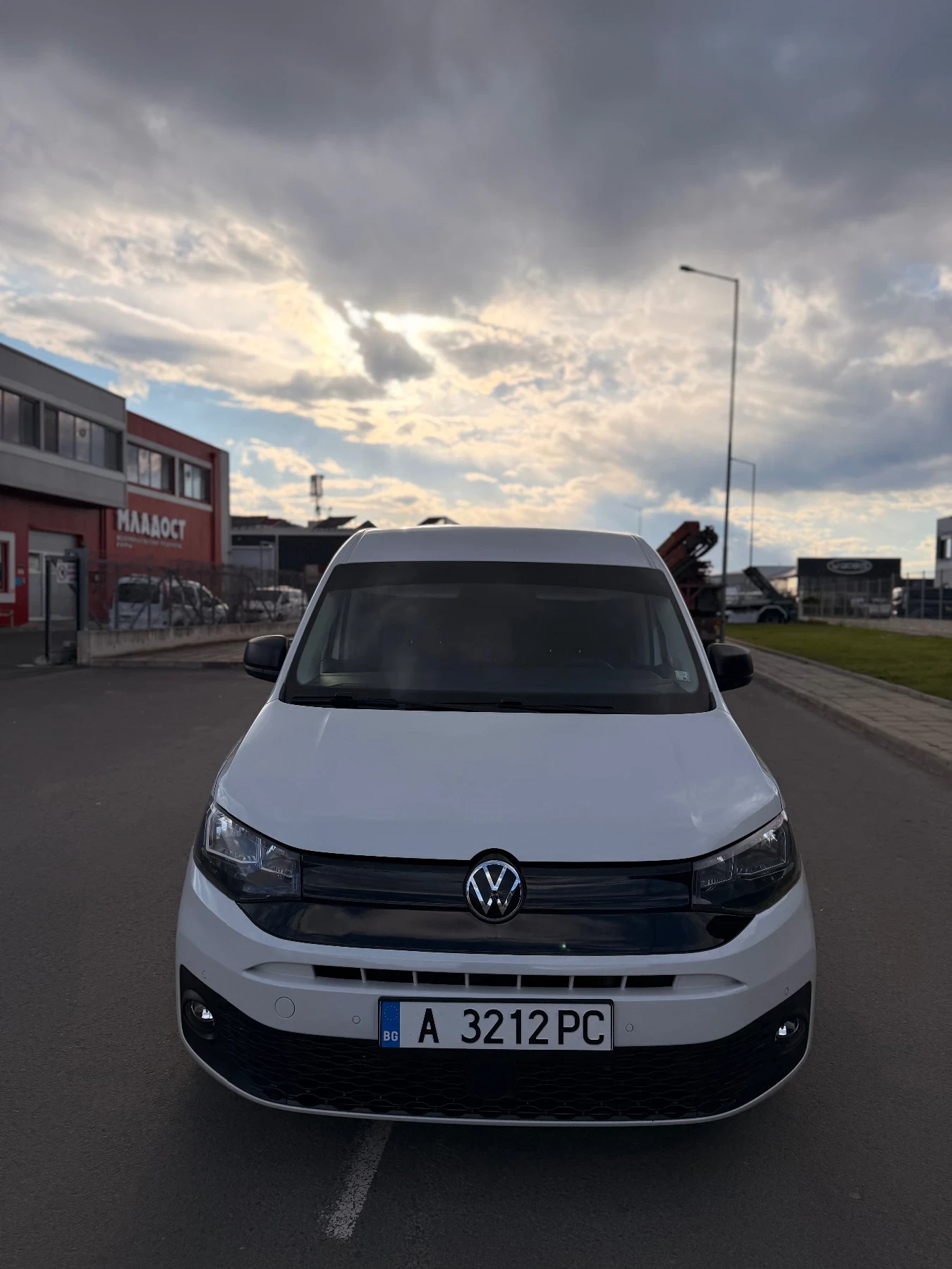 VW Caddy 2.0TDI, снимка 2 - Автомобили и джипове - 56591252