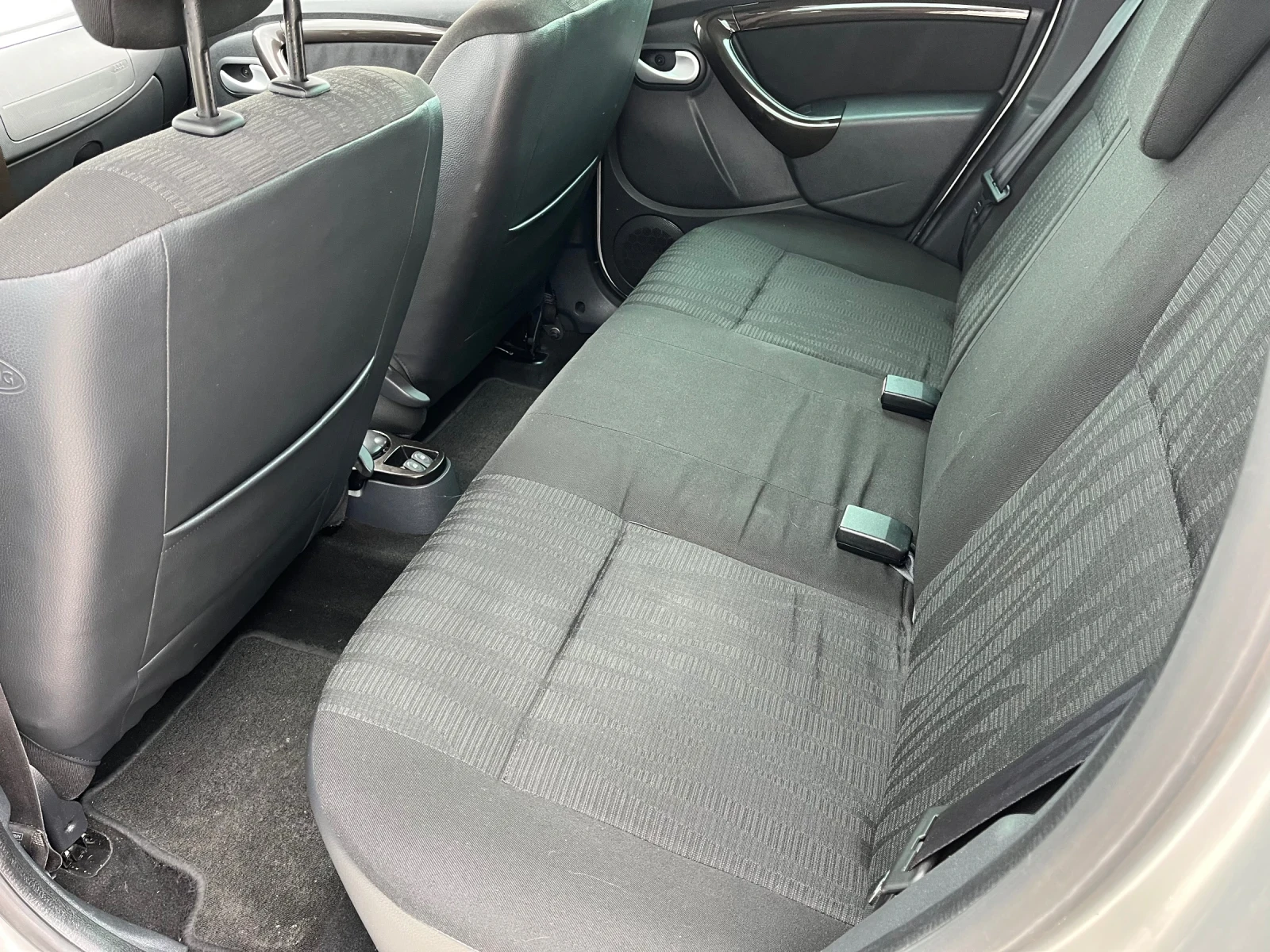 Dacia Duster 1.5 DCI, снимка 8 - Автомобили и джипове - 54088310