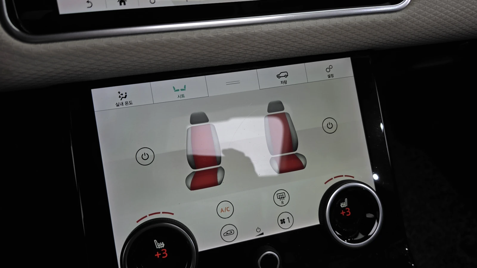 Land Rover Range Rover Velar 2017* R-DYNAMIC SE* MERIDIAN* PANO* ПОДГРЕВ* КАМЕР, снимка 12 - Автомобили и джипове - 56061214