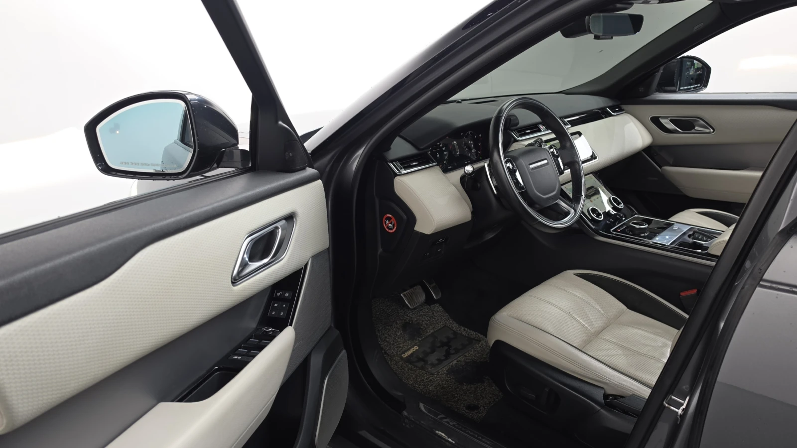 Land Rover Range Rover Velar 2017* R-DYNAMIC SE* MERIDIAN* PANO* ПОДГРЕВ* КАМЕР, снимка 9 - Автомобили и джипове - 56061214