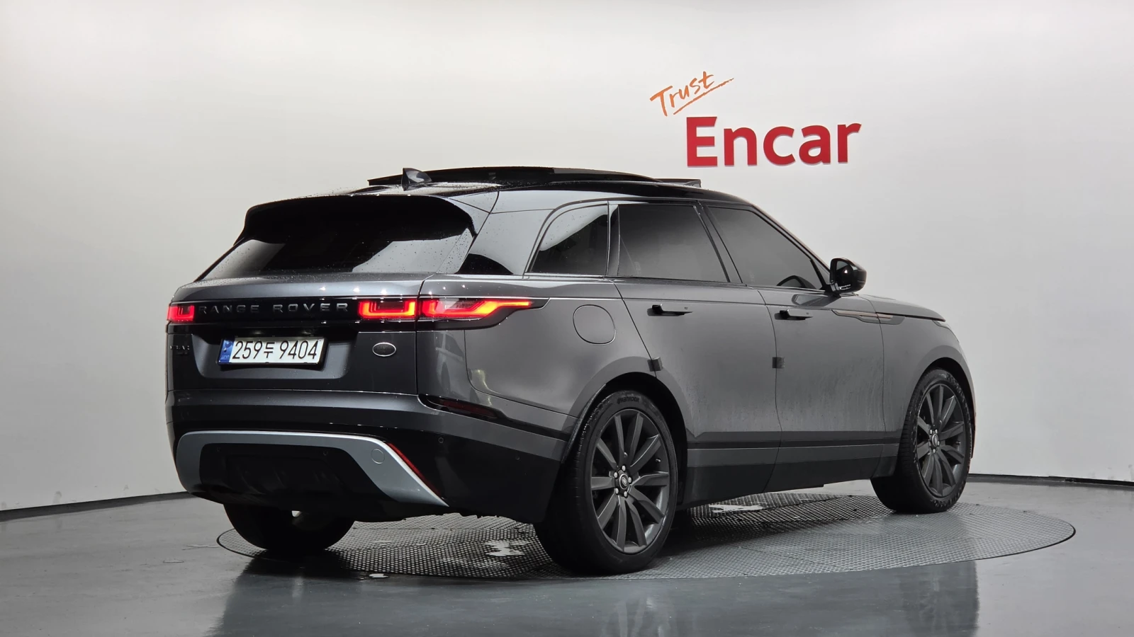 Land Rover Range Rover Velar 2017* R-DYNAMIC SE* MERIDIAN* PANO* ПОДГРЕВ* КАМЕР, снимка 3 - Автомобили и джипове - 56061214