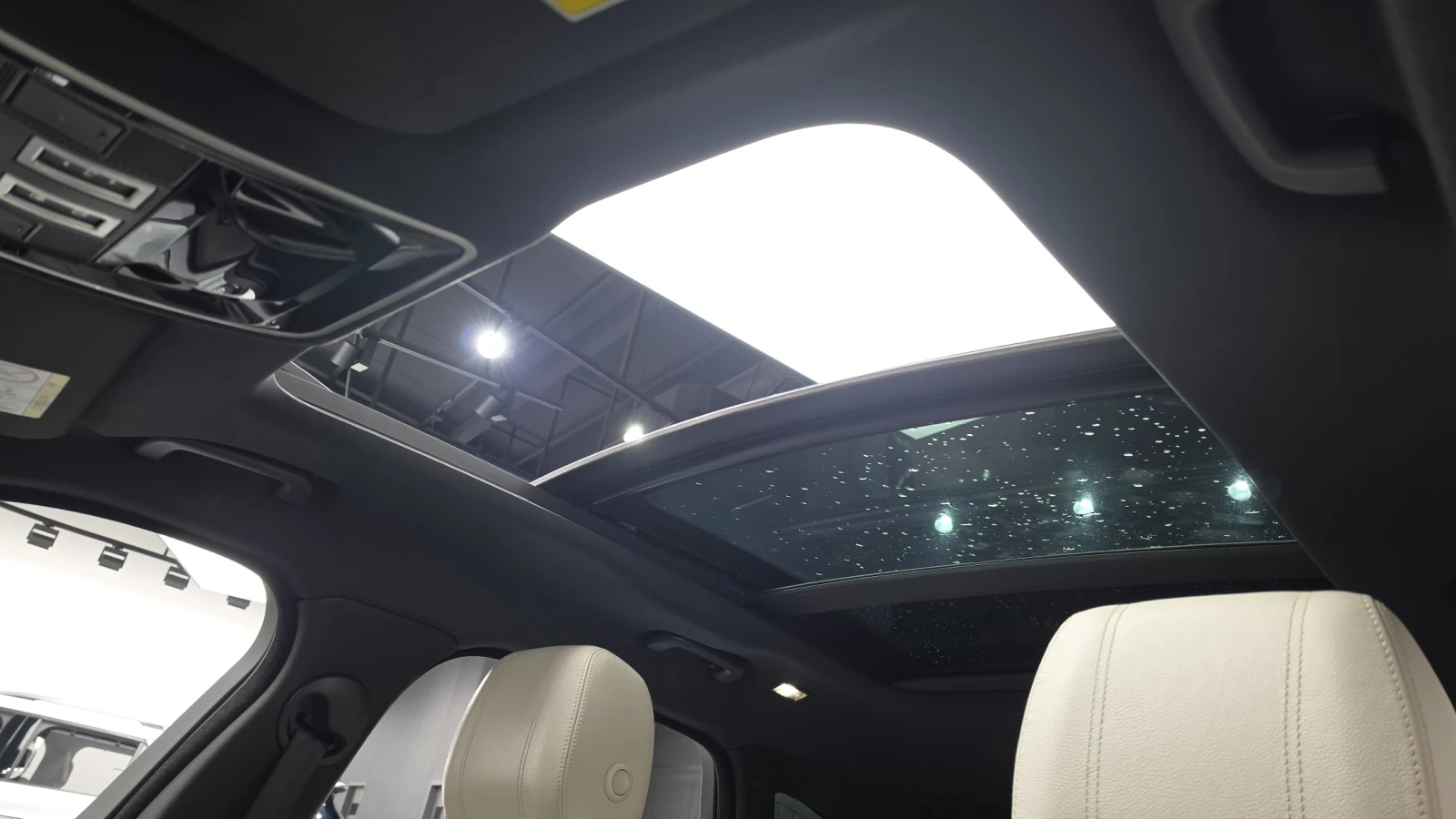 Land Rover Range Rover Velar 2017* R-DYNAMIC SE* MERIDIAN* PANO* ПОДГРЕВ* КАМЕР, снимка 14 - Автомобили и джипове - 56061214