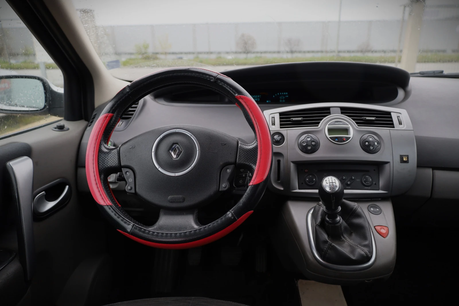 Renault Scenic 1.5 TDI, снимка 8 - Автомобили и джипове - 54368242