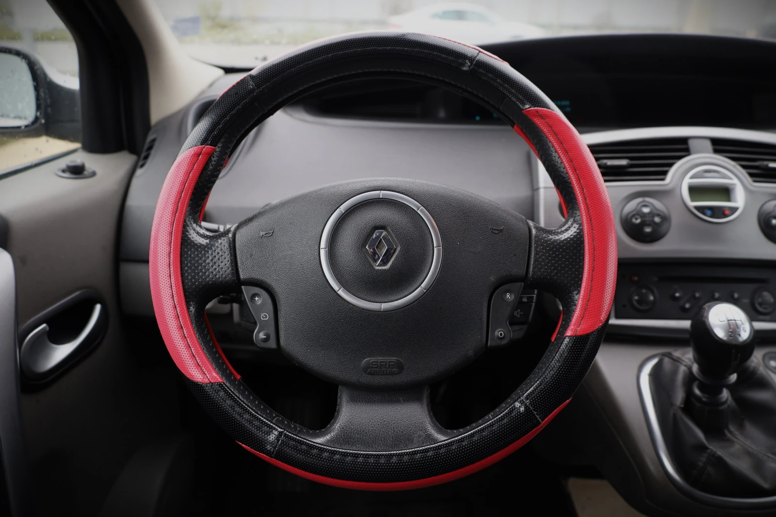Renault Scenic 1.5 TDI, снимка 9 - Автомобили и джипове - 54368242