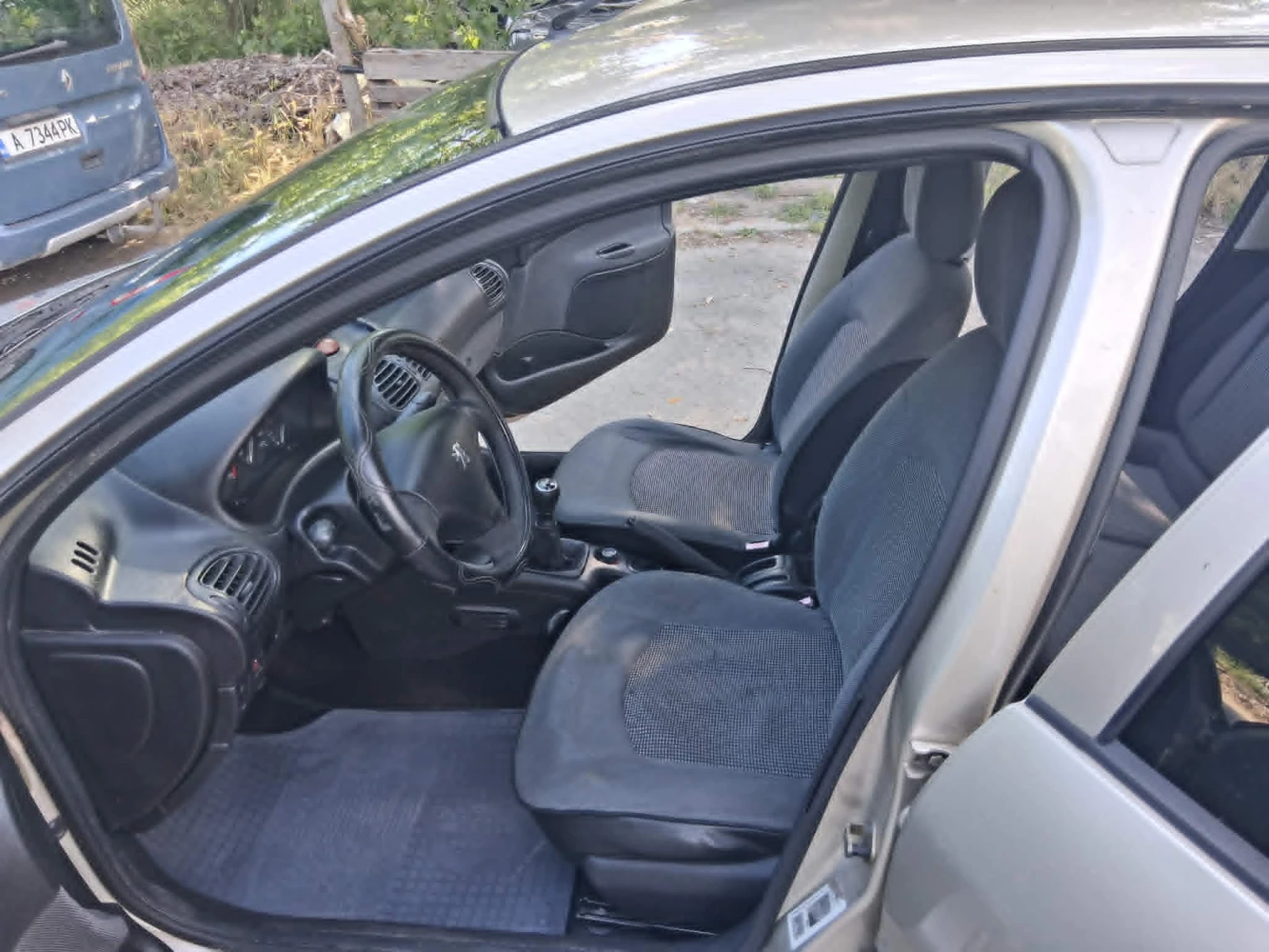 Peugeot 206 1.4 8V, снимка 8 - Автомобили и джипове - 54722620