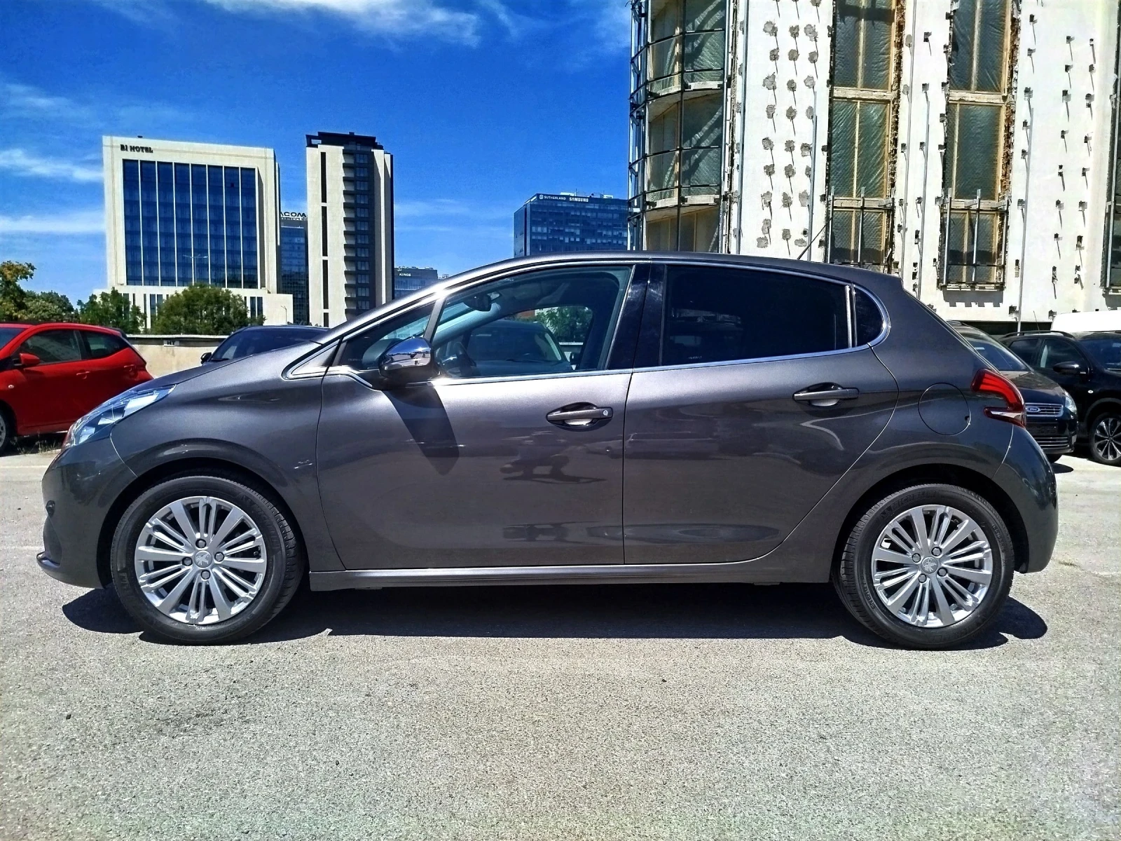 Peugeot 208 ALLURE -28хил.км.