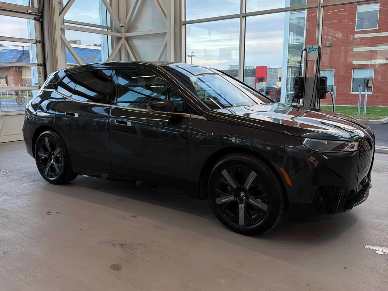 BMW iX xDrive50 | CARFAX | БЕЗ ИНЦИДЕНТИ, снимка 4 - Автомобили и джипове - 56672653