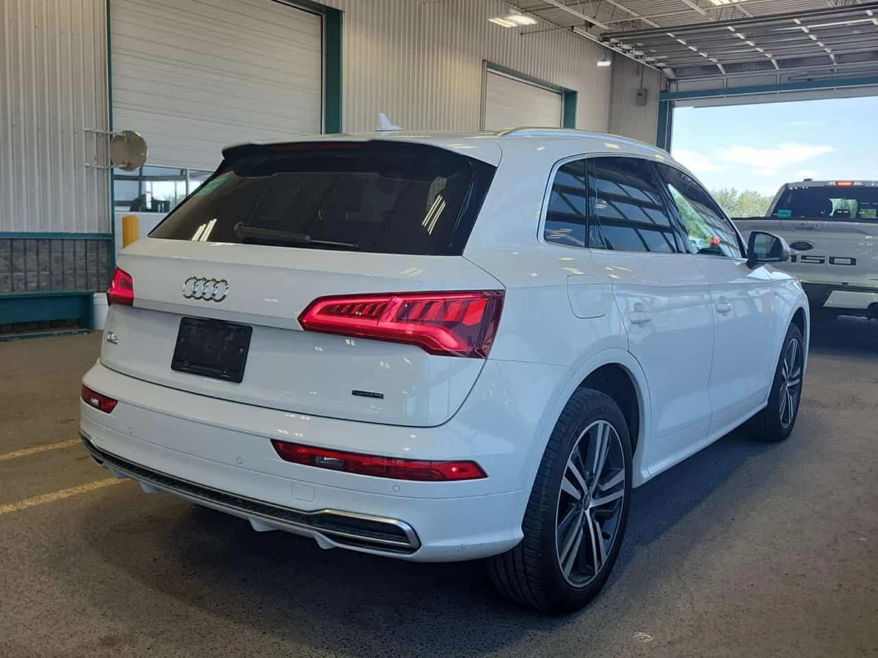 Audi Q5 * PROGRESSIV * ПОДГРЕВИ * 2 КЛЮЧА * ПАНО * CARFAX, снимка 3 - Автомобили и джипове - 54847689