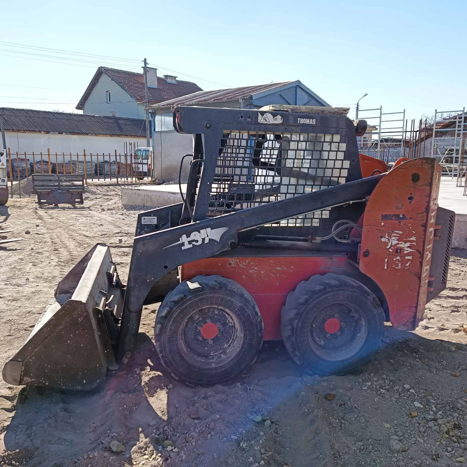 Мини челни товарачи Bobcat T137