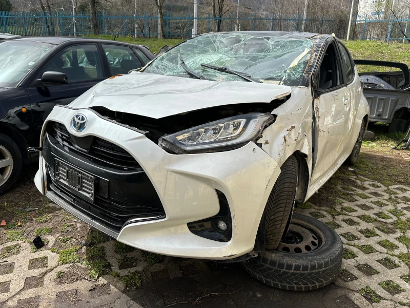 Toyota Yaris 1.5-Hybrid, снимка 12 - Автомобили и джипове - 47430825