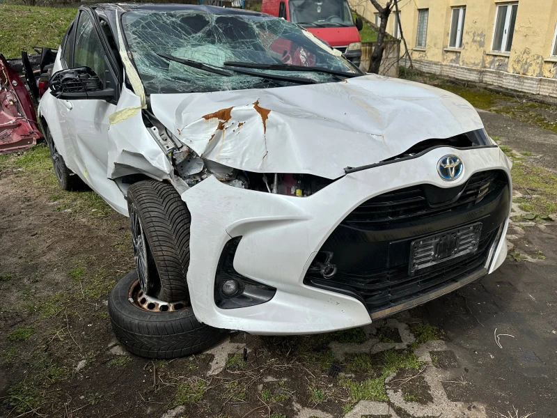 Toyota Yaris 1.5-Hybrid, снимка 13 - Автомобили и джипове - 47430825