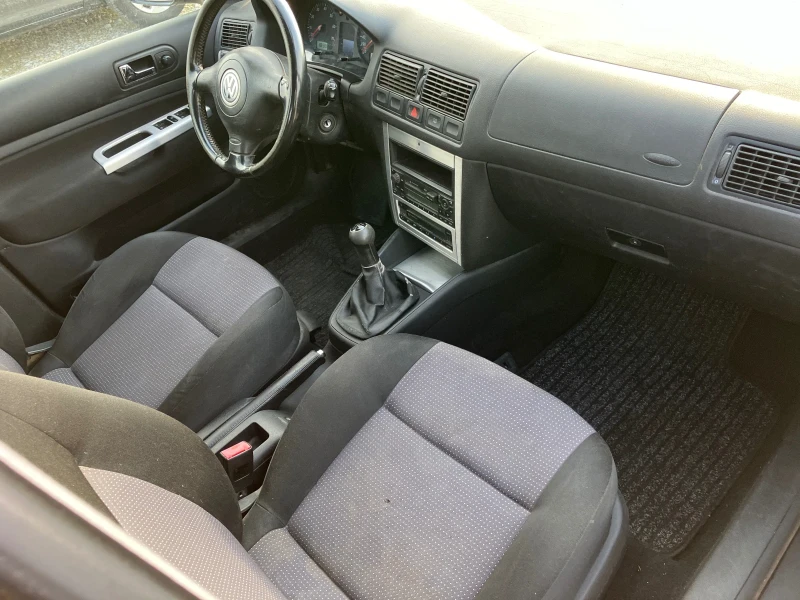 VW Golf 1.6 , снимка 6 - Автомобили и джипове - 48140401