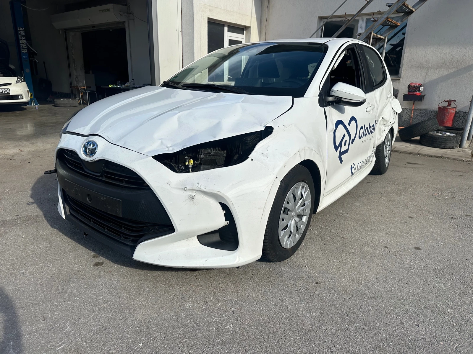 Toyota Yaris 1.5-Hybrid - изображение 2