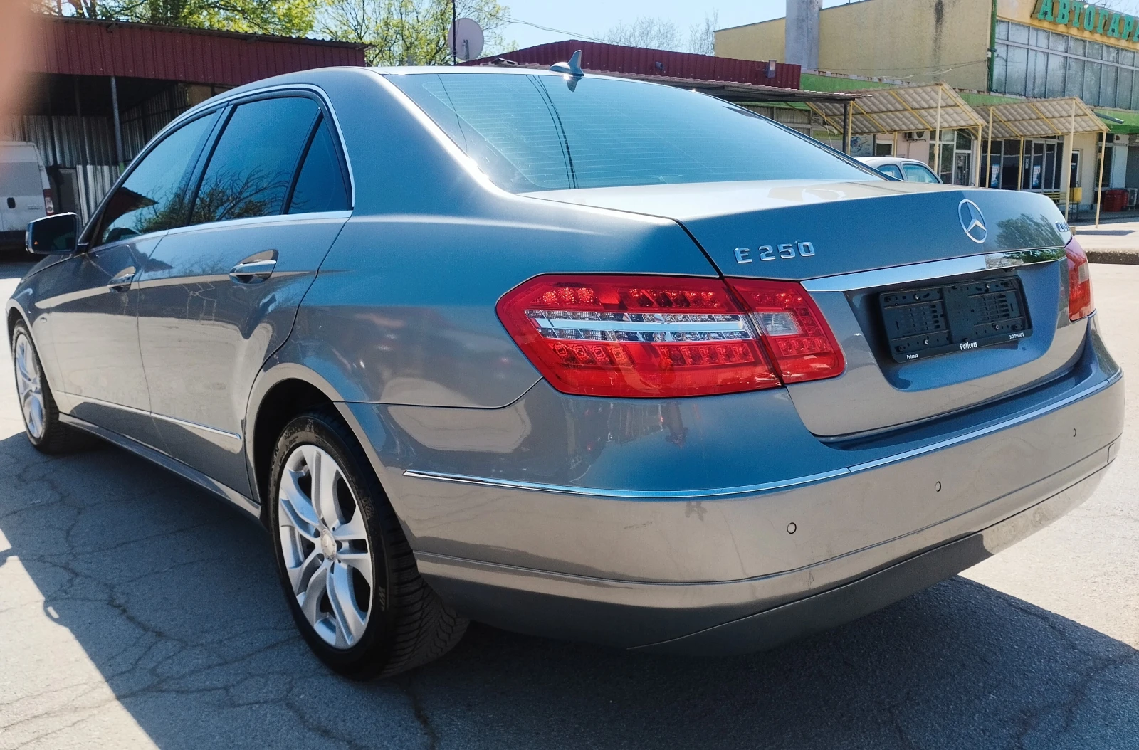 Mercedes-Benz E 250 AVANTGARDE СЕДАН, снимка 4 - Автомобили и джипове - 54352232