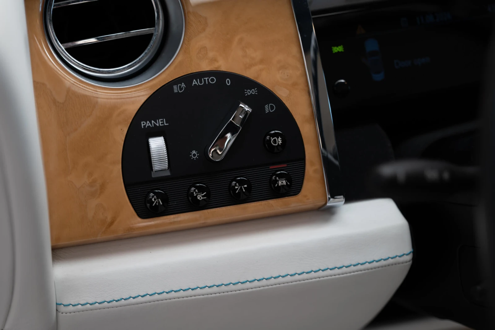 Rolls-Royce Dawn 6.6 V12/Two-Tone/Night Vision/Distronic/Lane Assis, снимка 14 - Автомобили и джипове - 55636274