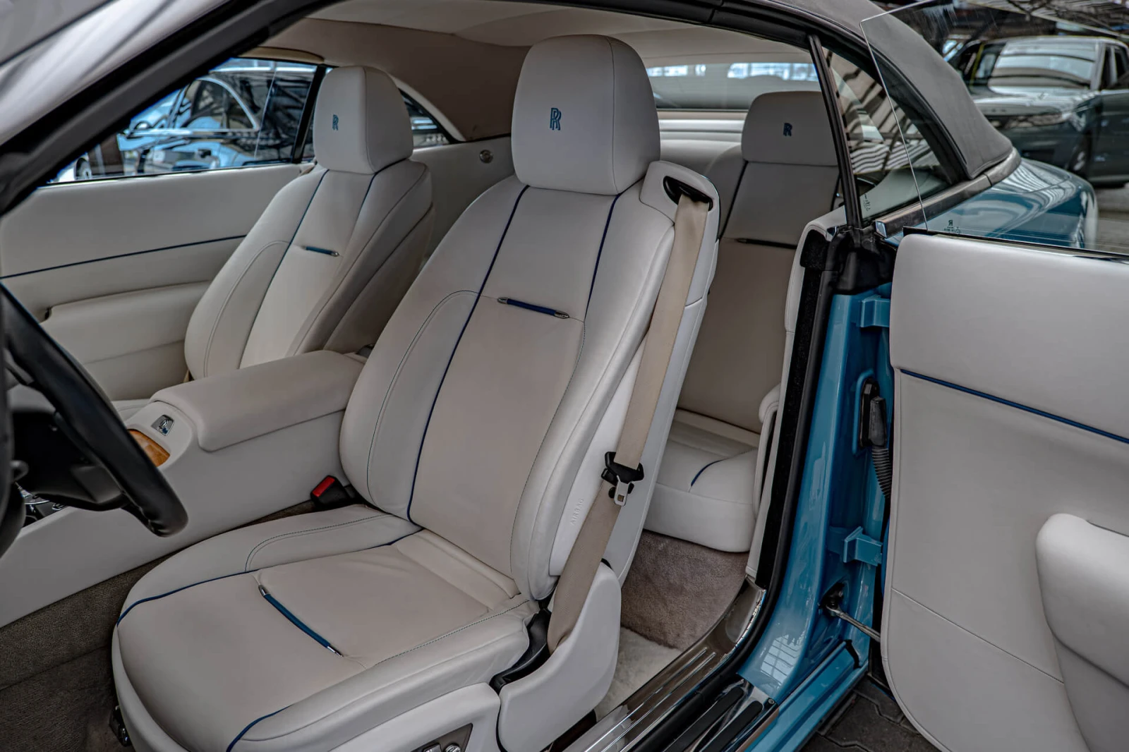 Rolls-Royce Dawn 6.6 V12/Two-Tone/Night Vision/Distronic/Lane Assis, снимка 10 - Автомобили и джипове - 55636274