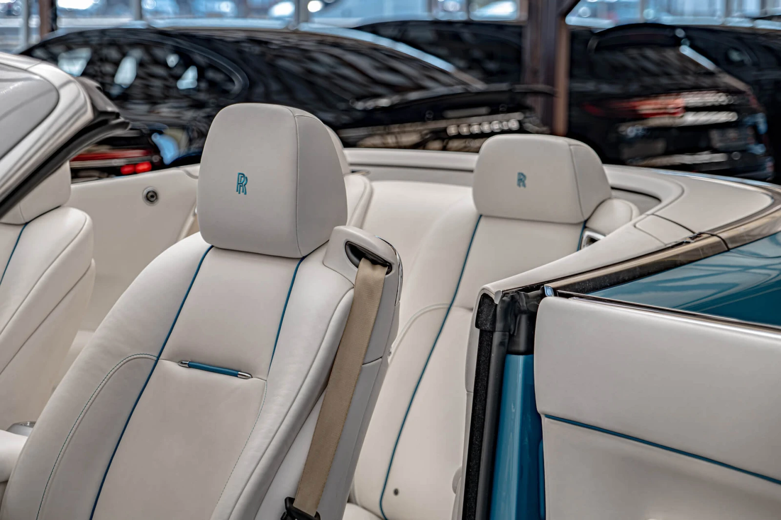 Rolls-Royce Dawn 6.6 V12/Two-Tone/Night Vision/Distronic/Lane Assis, снимка 9 - Автомобили и джипове - 55636274