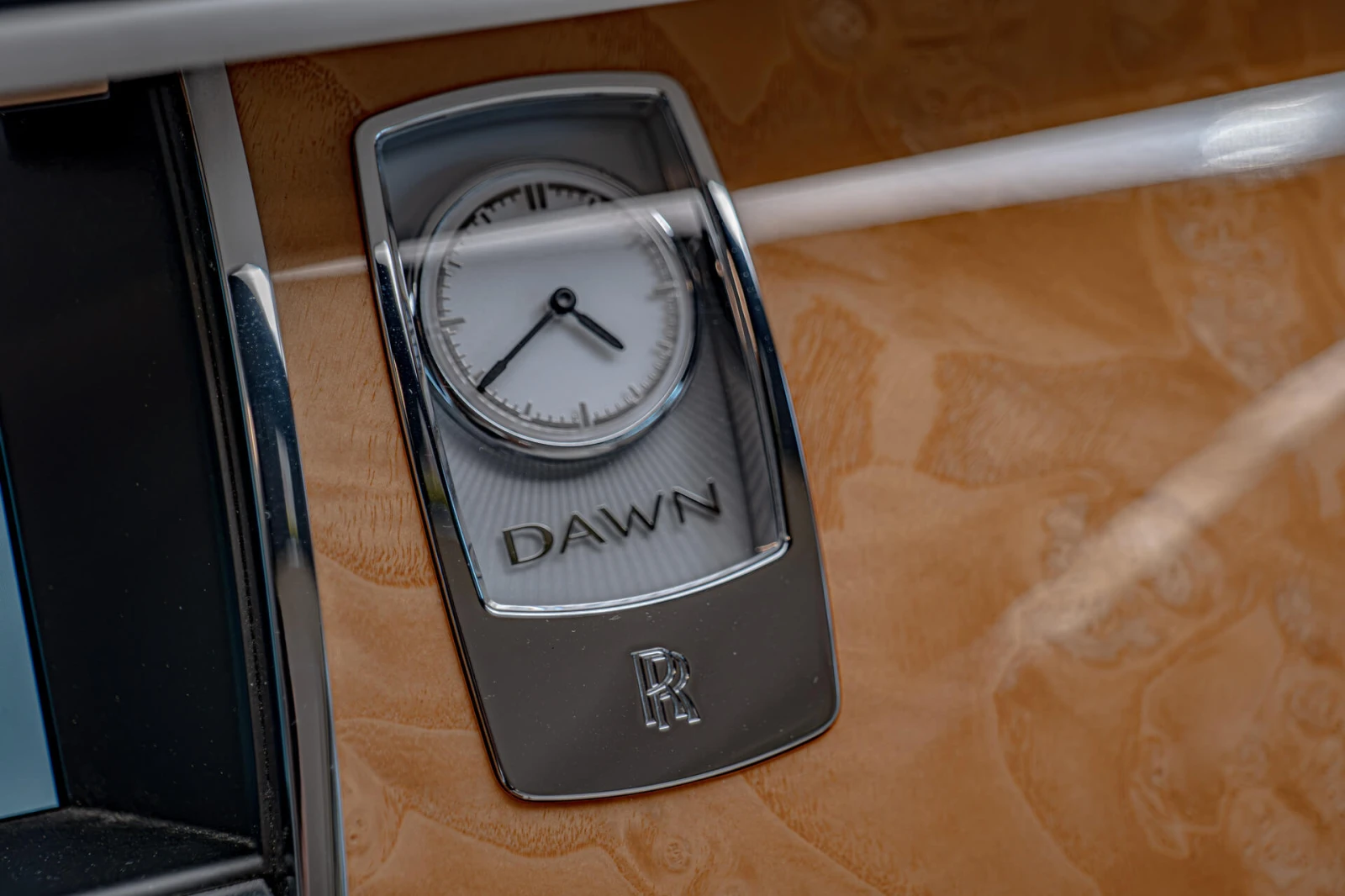 Rolls-Royce Dawn 6.6 V12/Two-Tone/Night Vision/Distronic/Lane Assis, снимка 13 - Автомобили и джипове - 55636274