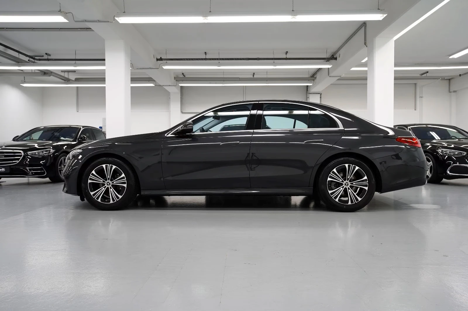 Mercedes-Benz E 220 NEW MODEL* 2XAVANTGARDE* PANO* KEYLESS* , снимка 2 - Автомобили и джипове - 56234660