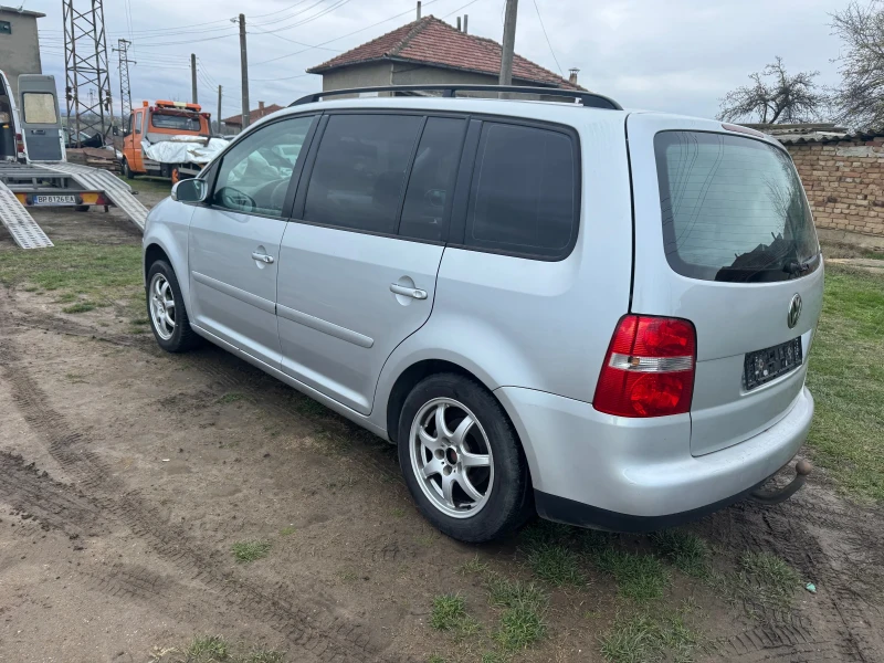 VW Touran 1.9 105 7-местен, снимка 6 - Автомобили и джипове - 52729006