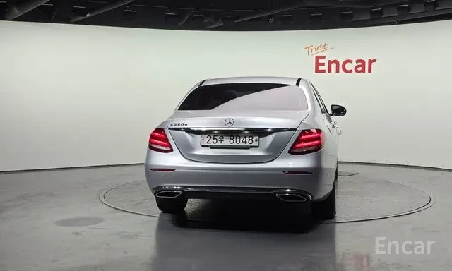 Mercedes-Benz E 220 D * AVANTGARDE * HEAD UP * ВКЛ ЗАСТРАХОВКА * , снимка 4 - Автомобили и джипове - 55958857