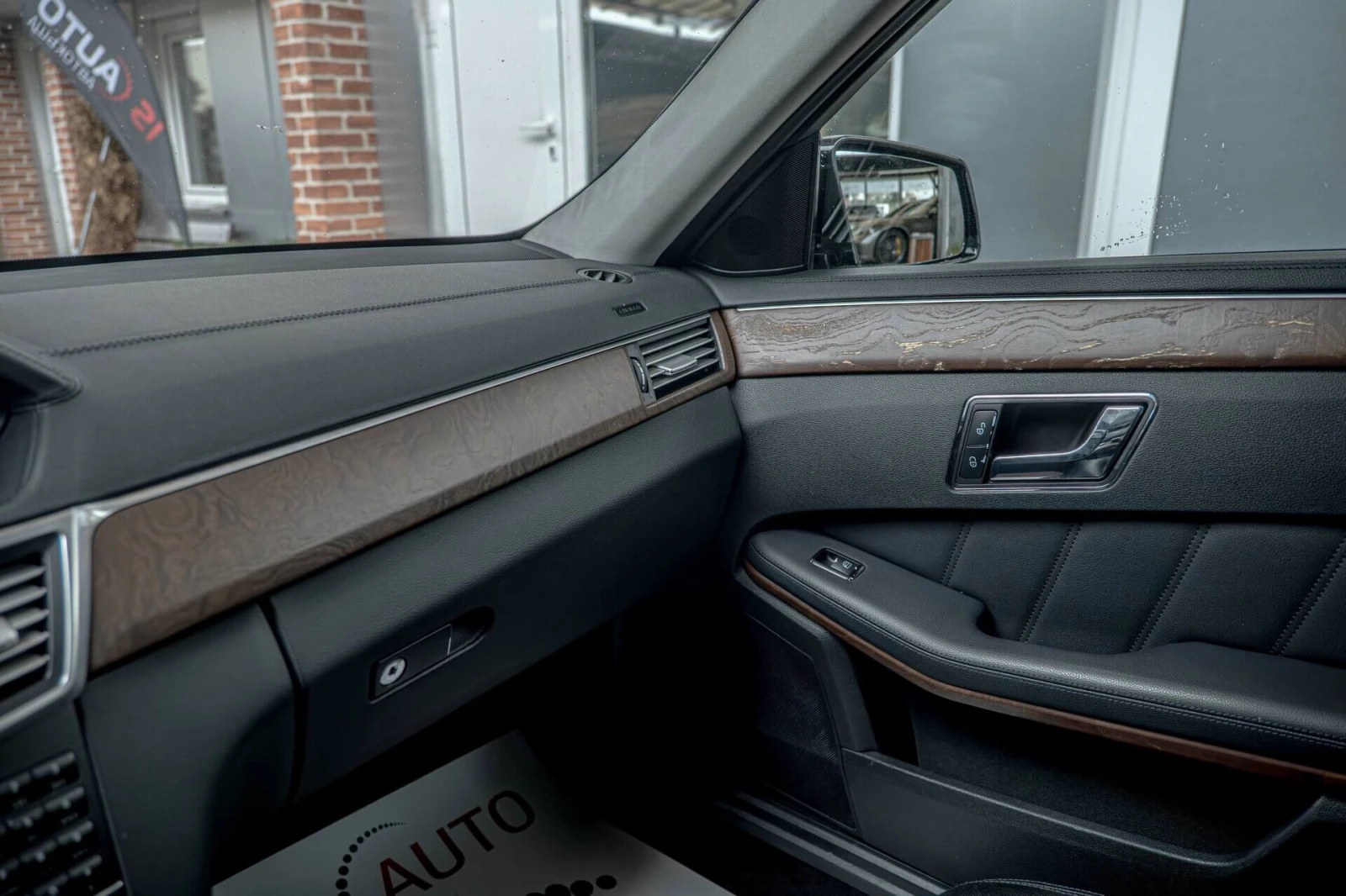 Mercedes-Benz E 350 Elegance/Lane Assist/Шибедах/BiXenon/КруизКонтрол/, снимка 13 - Автомобили и джипове - 54024479