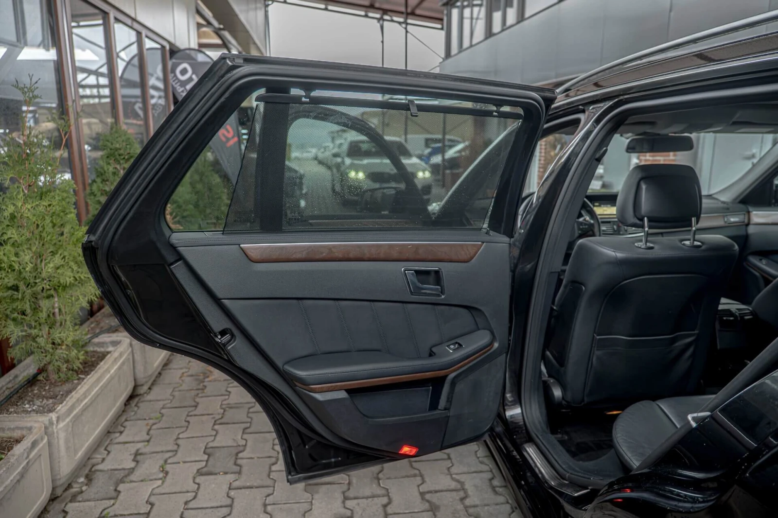 Mercedes-Benz E 350 Elegance/Lane Assist/Шибедах/BiXenon/КруизКонтрол/, снимка 9 - Автомобили и джипове - 54024479