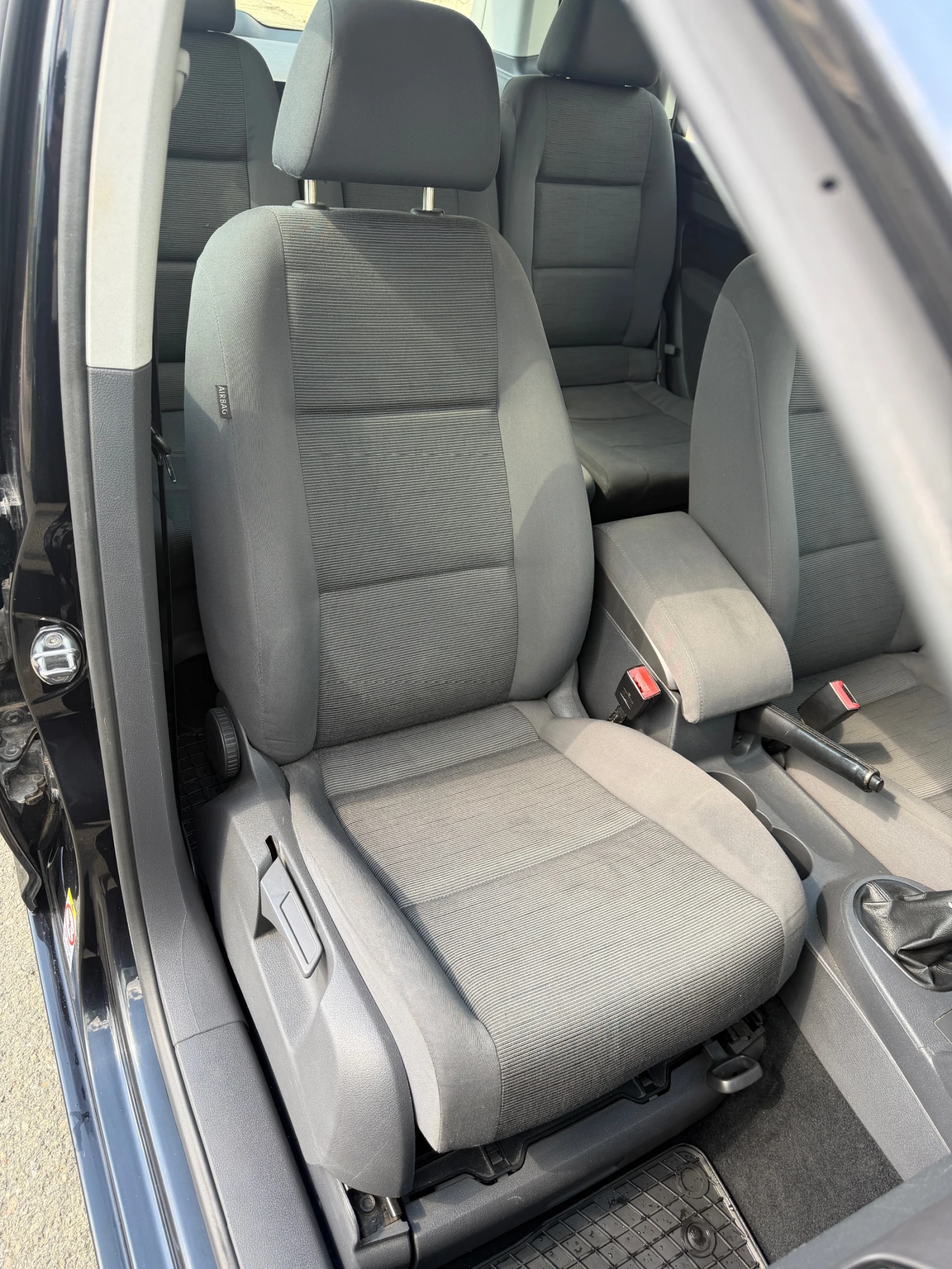 VW Touran 1.9 TDI 105 ks 6-СКОРОСТИ, снимка 13 - Автомобили и джипове - 54115870